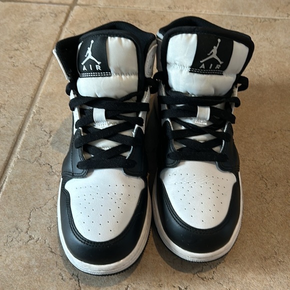 air jordan high tops black and white